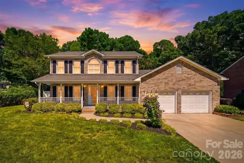 1948 Twin Ponds Dr, Hickory, NC 28602