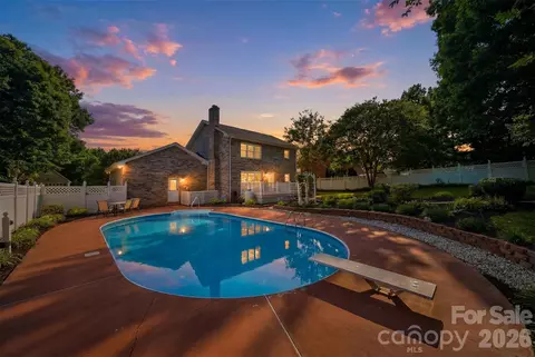 1948 Twin Ponds Dr, Hickory, NC 28602