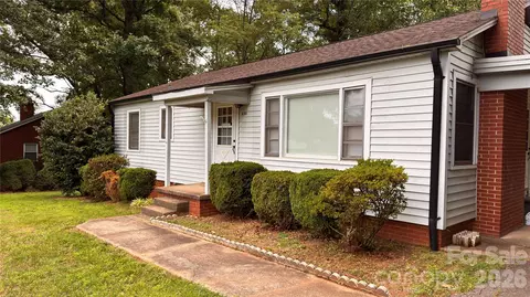 690 Brookdale Dr, Statesville, NC 28677