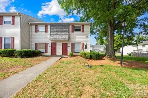 7915 Oak Meadow Ct, Charlotte, NC 28210