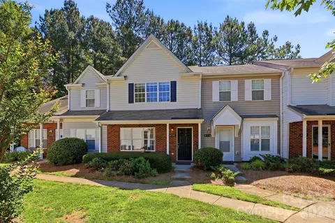 6720 Cypress Tree Ln, Charlotte, NC 28215