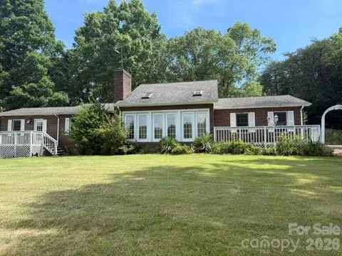 1764 Spurgeon Rd, Hickory, NC 28602