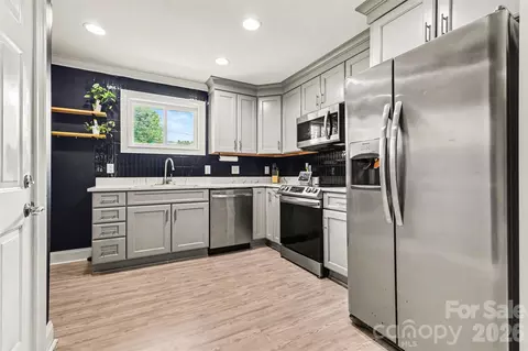 7048 Delta Lake Dr, Charlotte, NC 28215