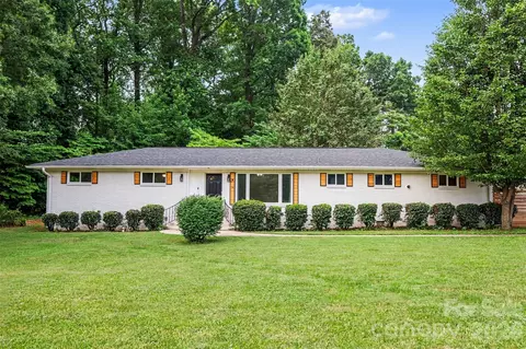 7048 Delta Lake Dr, Charlotte, NC 28215