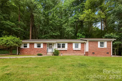421 Comet Dr, Hendersonville, NC 28791