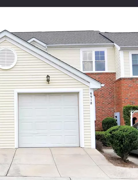6918 Misty Pine Ln, Charlotte, NC 28217