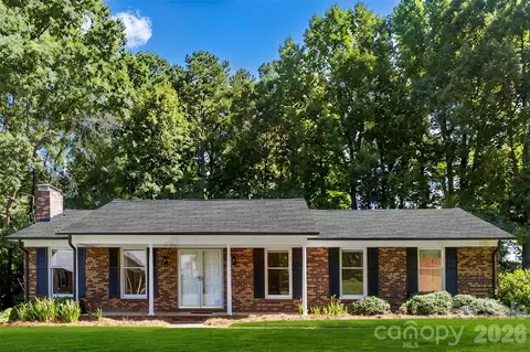 2410 Sandlewood Dr, Gastonia, NC 28054