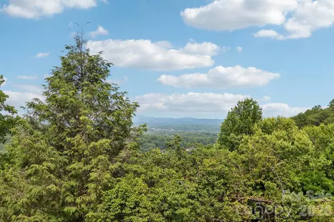 138 Woodbridge Dr, Hendersonville, NC 28739