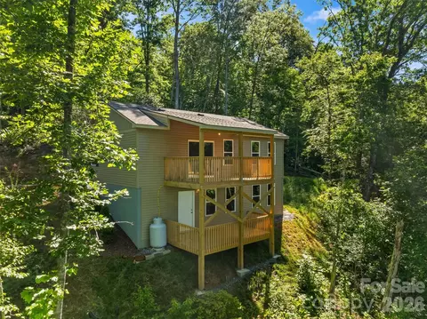 212 Brigsy Ln, Whittier, NC 28789