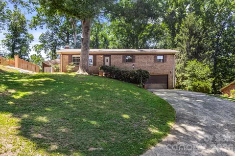 2951 7th Street Ne Dr NE, Hickory, NC 28601