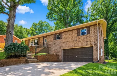 2951 7th Street Ne Dr NE, Hickory, NC 28601