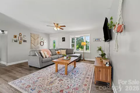 Living - 101 E Chamblee Dr, Salisbury, NC 28147 photo 2 of 4