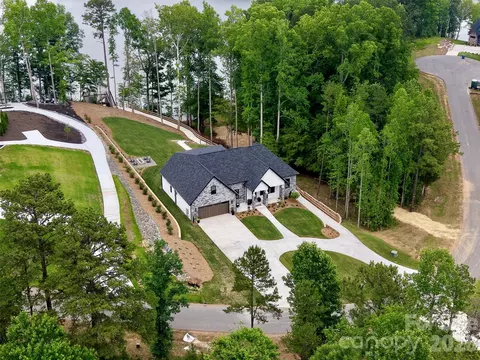 5764 Lake Pointe Dr, Granite Falls, NC 28630