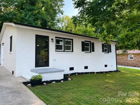 803 Dogwood Dr, Dallas, NC 28034