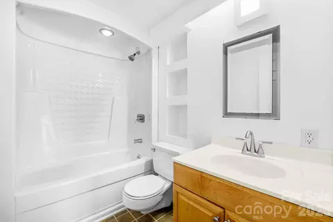Bath - 270 Blake Branch Rd, Sylva, NC 28779 photo 4 of 5