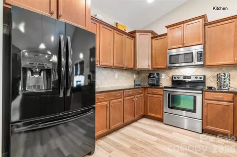 Kitchen - 25566 Seagull Dr, Lancaster, SC 29720 photo 4 of 4