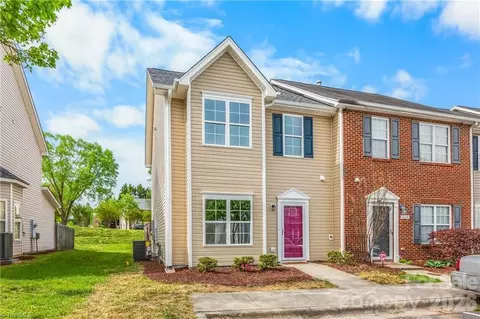 1633 Olivers Crossing Cir, Winston Salem, NC 27127