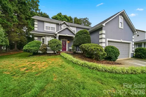 5666 Gold Creek Bay Dr, Hickory, NC 28601
