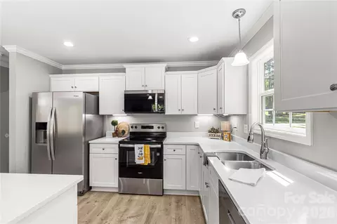 Kitchen - 2489 Pineview Dr, Lancaster, SC 29720 photo 2 of 3