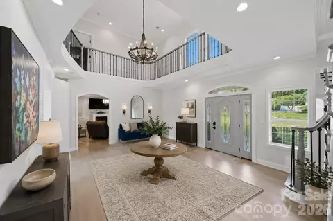 1360 Sweetbriar Ln, Hickory, NC 28602