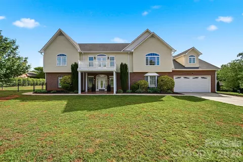 1360 Sweetbriar Ln, Hickory, NC 28602