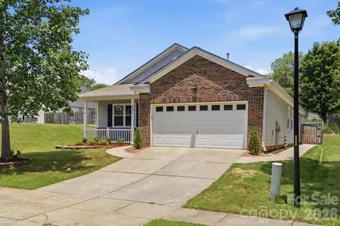 2211 Savannah Hills Dr, Matthews, NC 28105