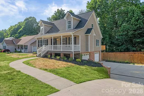 2751 Bridgeport Dr, Winston Salem, NC 27103