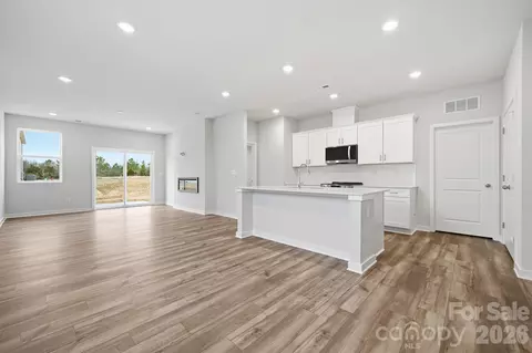 Living - 2942 31st Ne St NE, Hickory, NC 28601 photo 3 of 3