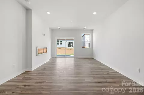 Living - 2942 31st Ne St NE, Hickory, NC 28601 photo 2 of 3