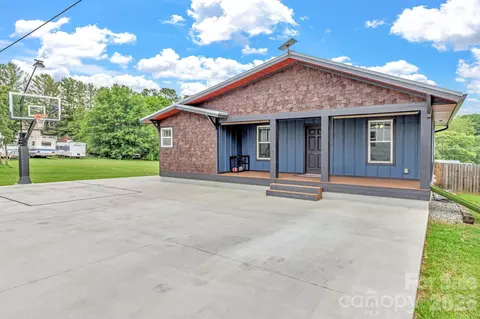 43 Pelzer St, Asheville, NC 28804