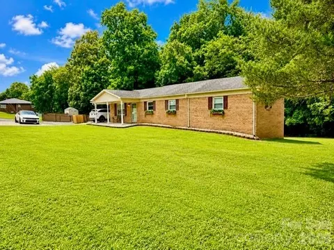1702 Cajah Mountain Rd, Hudson, NC 28638