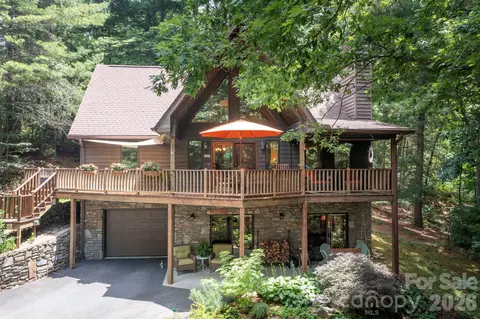 127 Woodburn Dr, Swannanoa, NC 28778