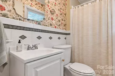 Bath - 35 Glendale Dr, Spruce Pine, NC 28777 photo 2 of 3