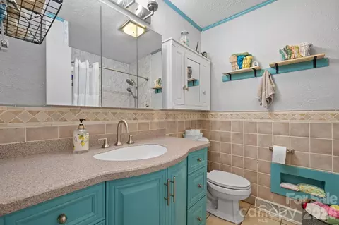 Bath - 35 Glendale Dr, Spruce Pine, NC 28777 photo 3 of 4