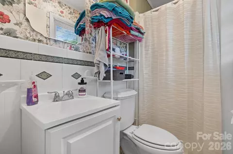 Bath - 35 Glendale Dr, Spruce Pine, NC 28777 photo 4 of 4