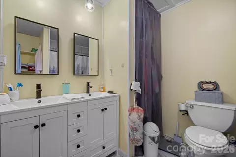 Bath - 35 Glendale Dr, Spruce Pine, NC 28777 photo 1 of 4