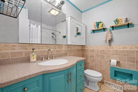 Bath - 35 Glendale Dr, Spruce Pine, NC 28777 photo 3 of 3