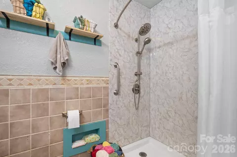 Bath - 35 Glendale Dr, Spruce Pine, NC 28777 photo 2 of 4