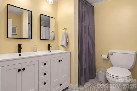 Bath - 35 Glendale Dr, Spruce Pine, NC 28777 photo 1 of 3