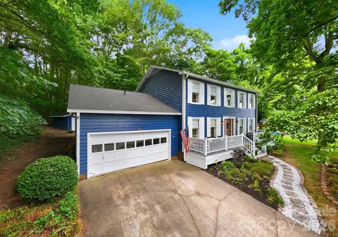 6089 Northlakes Dr, Hickory, NC 28601