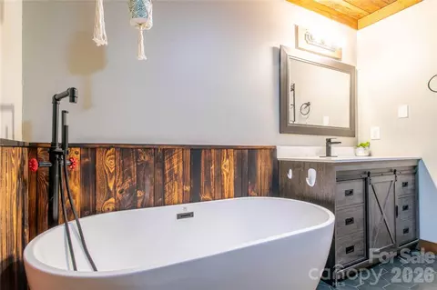 Bath - 142 Blake Dr, Canton, NC 28716 photo 2 of 5