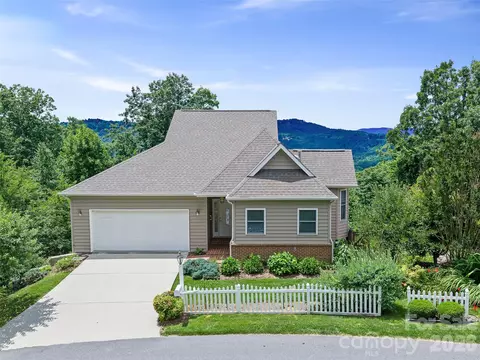 67 Ashefield Ct, Hendersonville, NC 28791