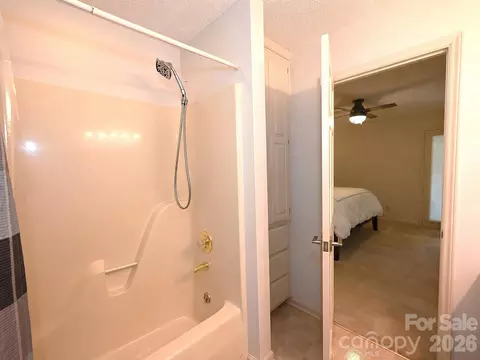 Bath - 3675 Rock Bridge Ne Dr NE, Conover, NC 28613 photo 2 of 4