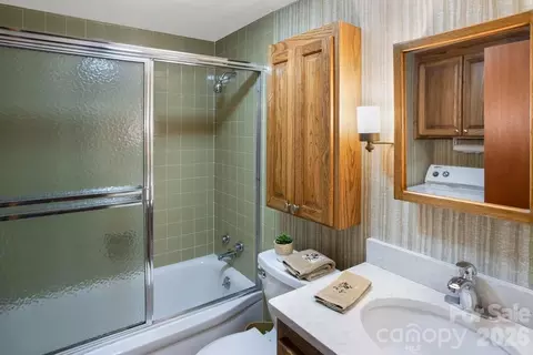 Bath - 293 Dillardtown Rd, Sylva, NC 28779 photo 2 of 2