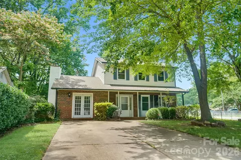 900 Highland Mist Ln, Charlotte, NC 28215