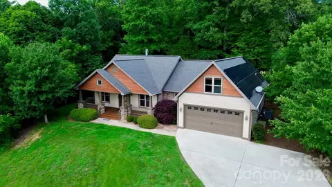 25 Willow Branch Ln, Weaverville, NC 28787