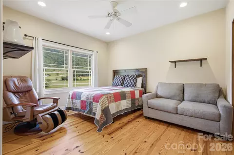 Bedroom - 227 Black Bear Cv, Clyde, NC 28721 photo 4 of 7