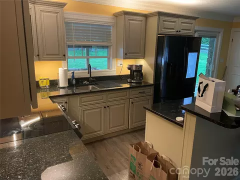 Kitchen - 514 Crestview Dr, Albemarle, NC 28001 photo 2 of 4