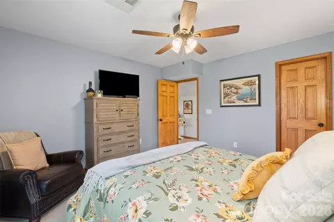 Bedroom - 359 Saddlebrook Ln, Clyde, NC 28721 photo 6 of 7