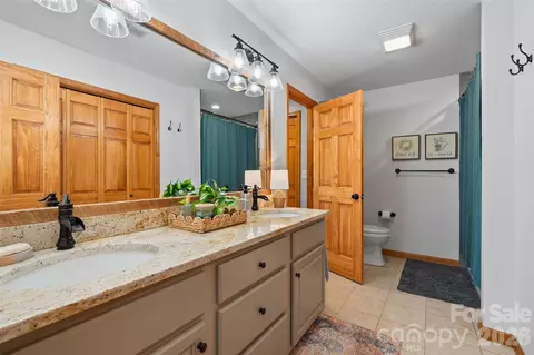 Bath - 359 Saddlebrook Ln, Clyde, NC 28721 photo 4 of 4